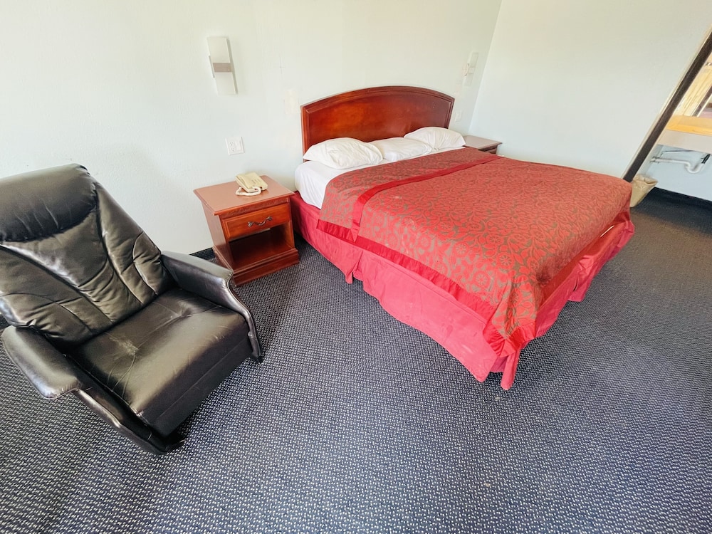 Basic Single Room, 1 King Bed, Non Smoking