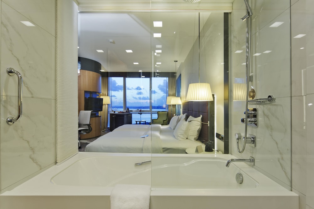 Deluxe Room, Sea View thumbnail 5