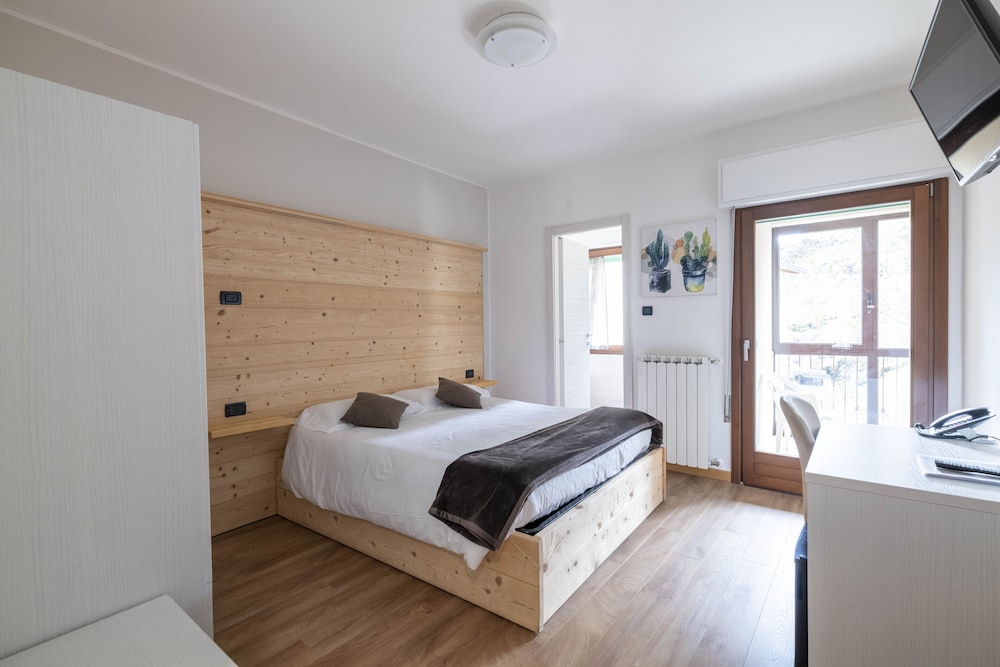 Classic Double or Twin Room, Mountain View photo 1