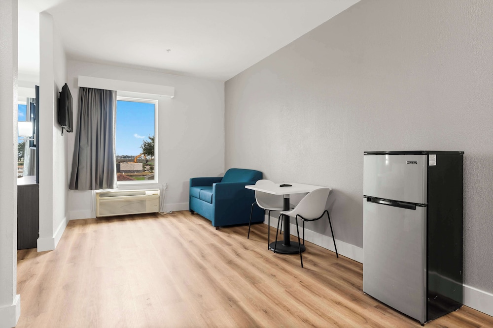 Standard Suite, 1 King Bed, Non Smoking - Photo 1