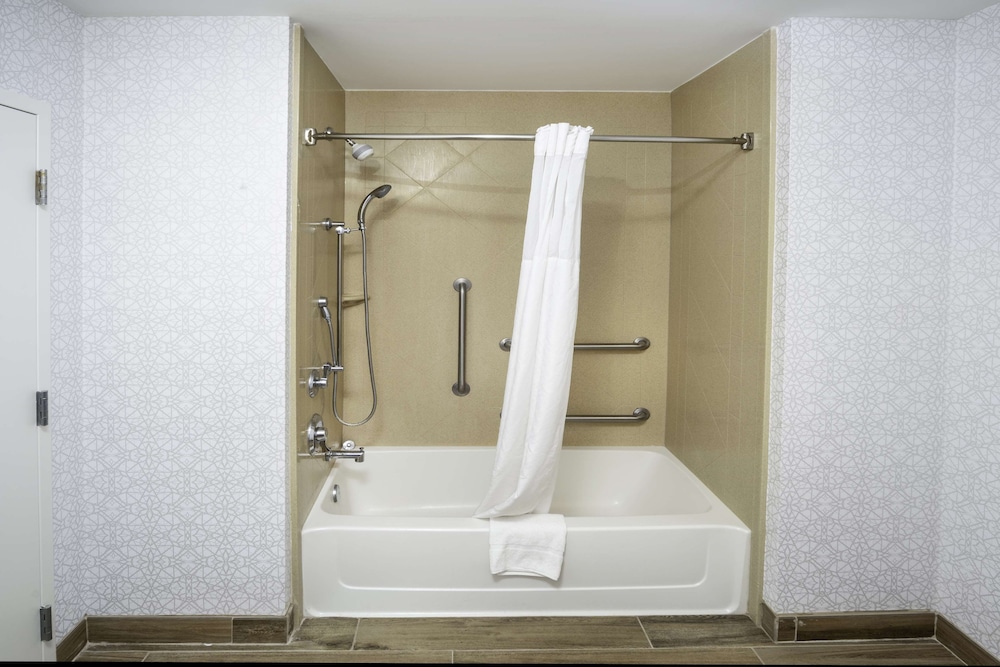 Room, 1 King Bed, Accessible, Non Smoking - Photo 11