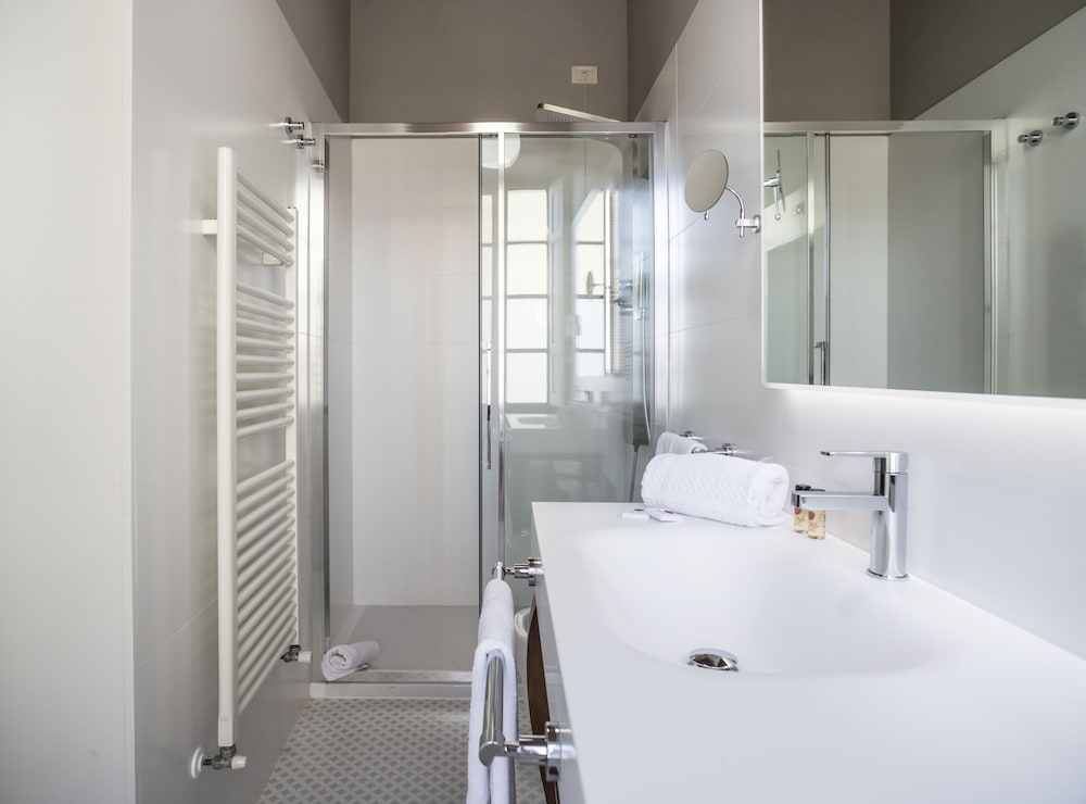 Deluxe Room - Photo 10