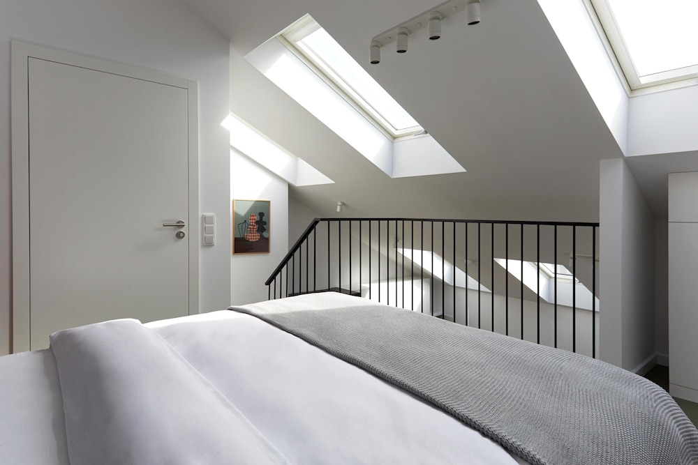 Three Bedroom Apartment with Mezzanine - Photo 4