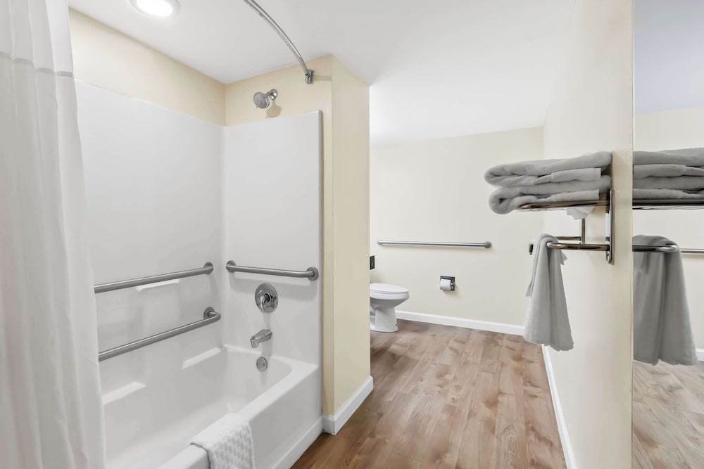 Standard Room, Multiple Beds, Accessible, Non Smoking (Bathtub) - Photo 5