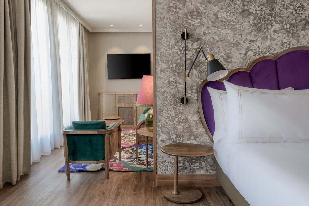 Junior Suite, 1 King Bed, City View