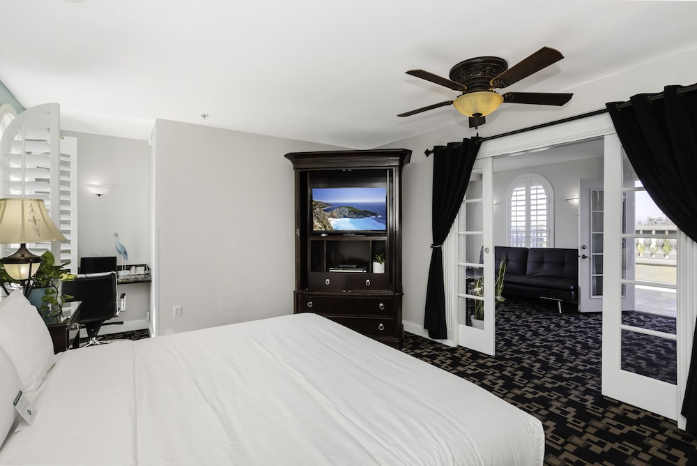 Suite, 1 King Bed with Sofa bed, Balcony photo 1