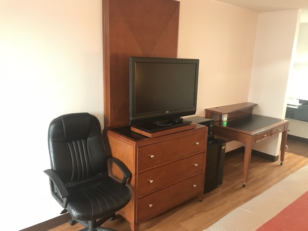 Standard Room, 1 King Bed, Non Smoking, Refrigerator & Microwave photo 2