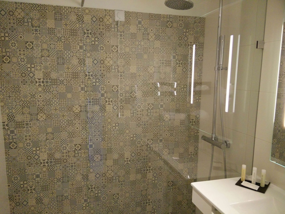 Classic Suite, 1 Queen Bed, Balcony, Sea View - Photo 2