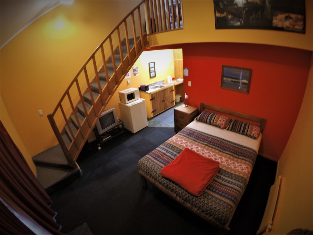 Studio, Ensuite (Queen & Two Bunks) photo 3