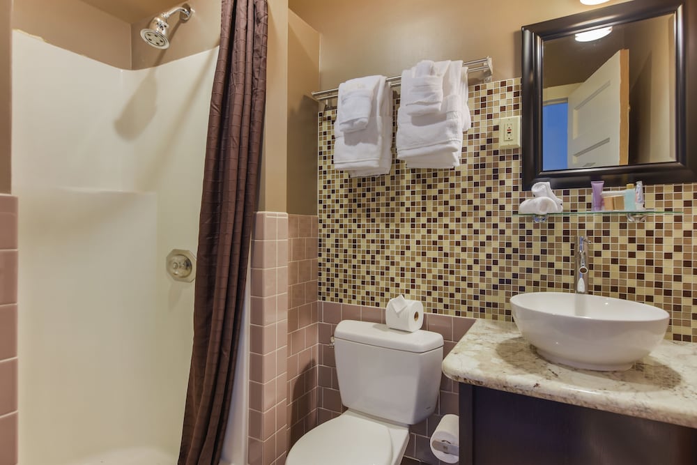Standard Room, 1 Queen Bed, Private Bathroom, No Air Conditioning - Photo 8
