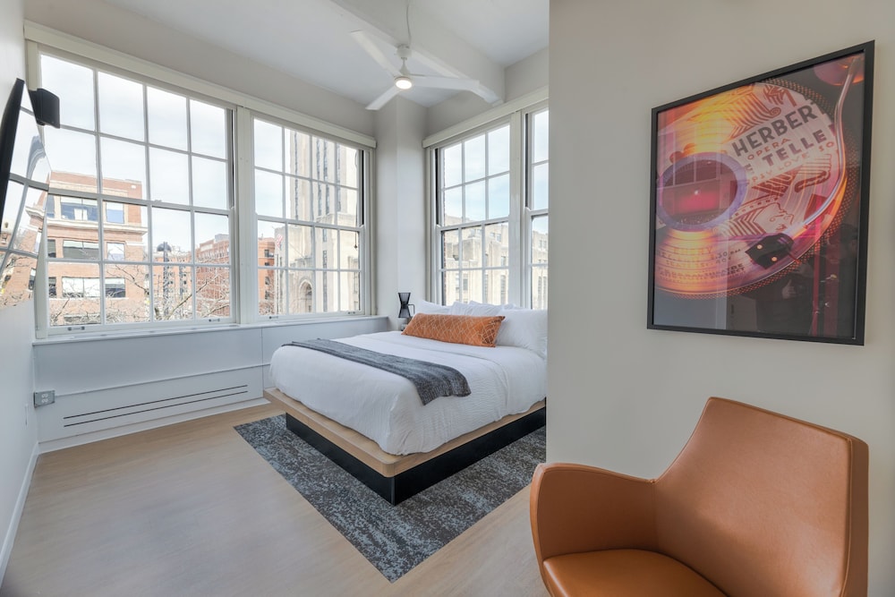 City Condo, 3 Bedrooms, Kitchen, City View (#M303/M304) photo 2