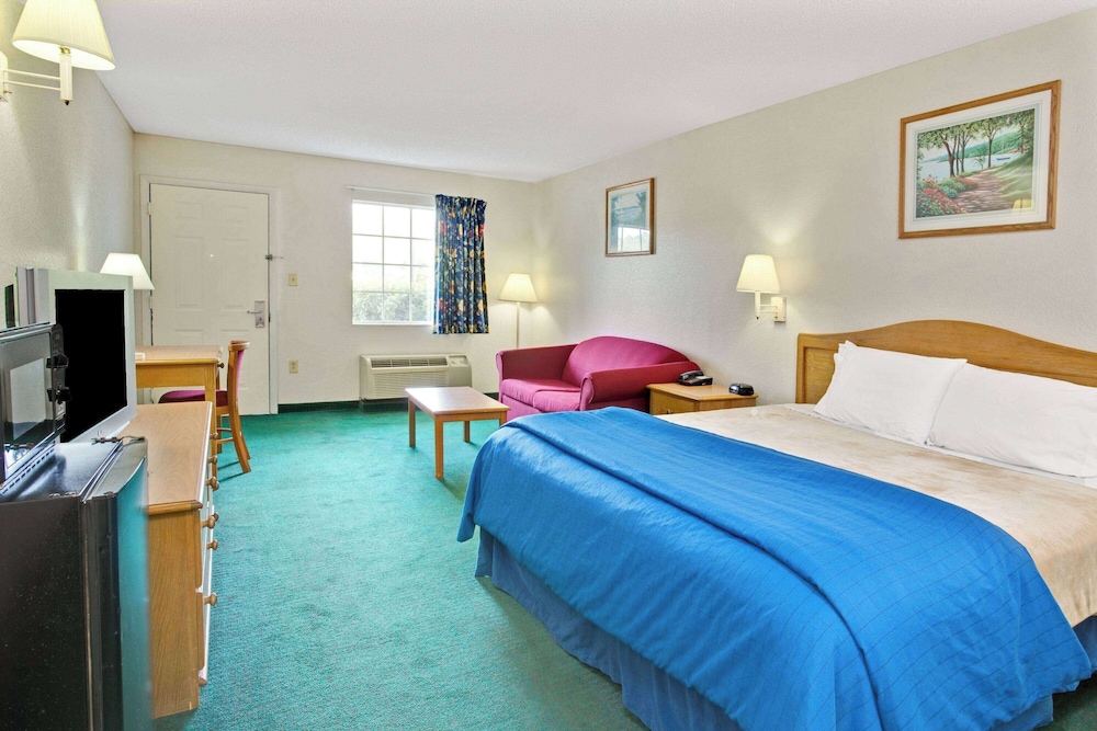 Studio Suite, 1 King Bed, Non Smoking photo 1
