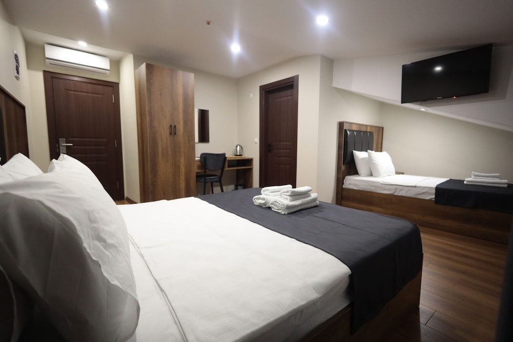 Elite Triple Room, City View photo 2