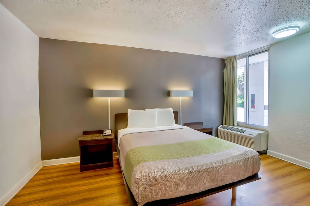 Standard Room, 1 Queen Bed, Non Smoking, Kitchenette photo 2
