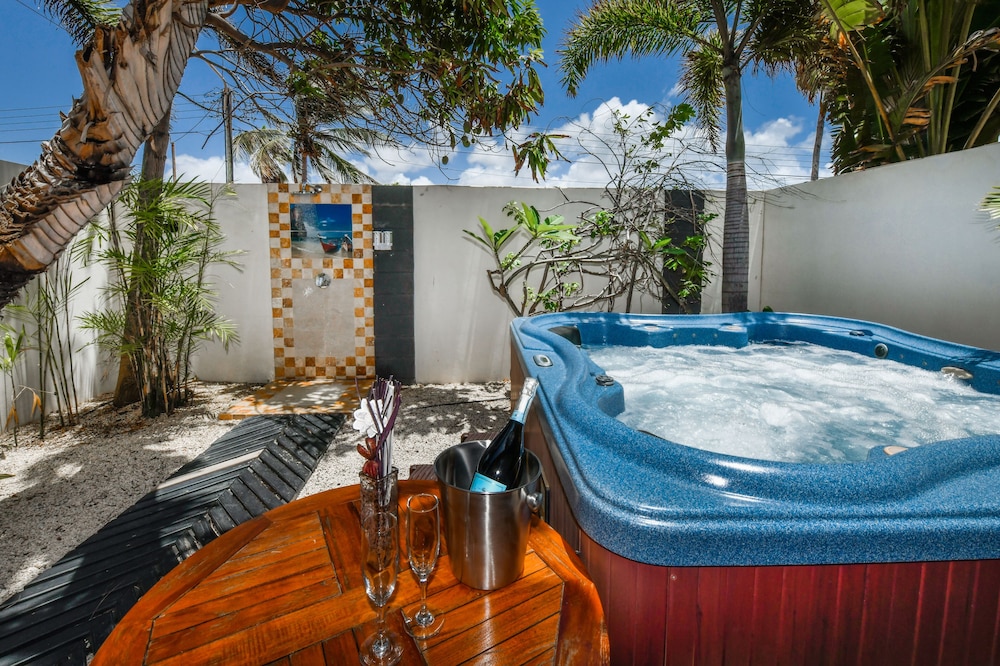Pool Suite with Private Garden Hot Tub XXL (2-51)