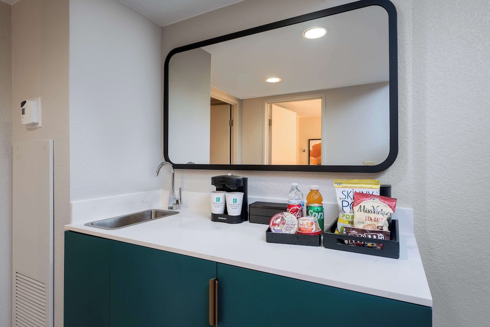 Premium Room, 1 King Bed, Accessible, Bathtub (Mobility & Hearing) photo 3
