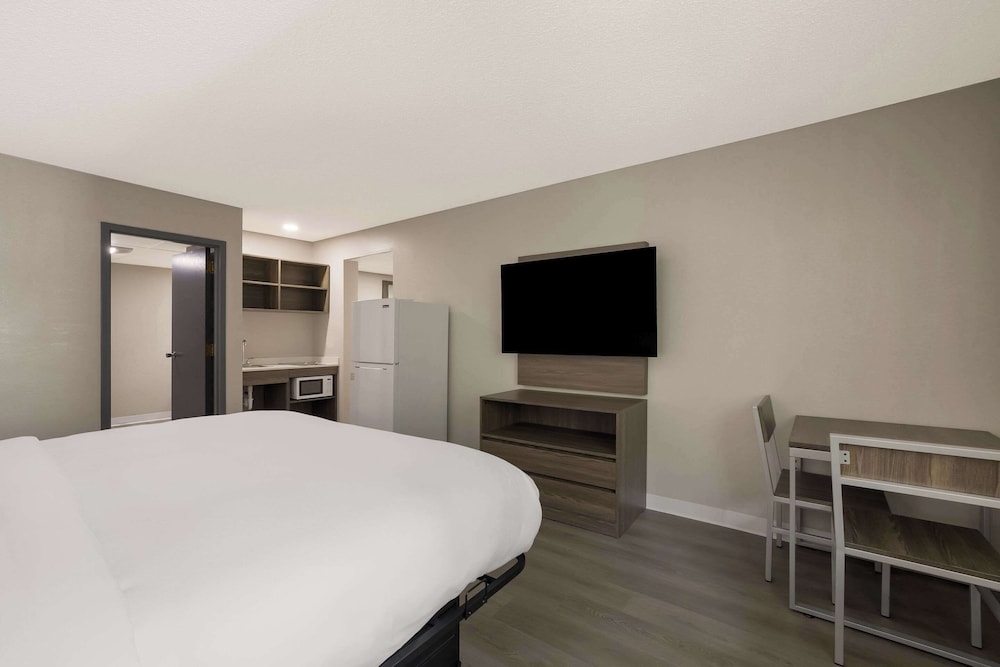 Standard Room, 1 King Bed, Non Smoking - Photo 1