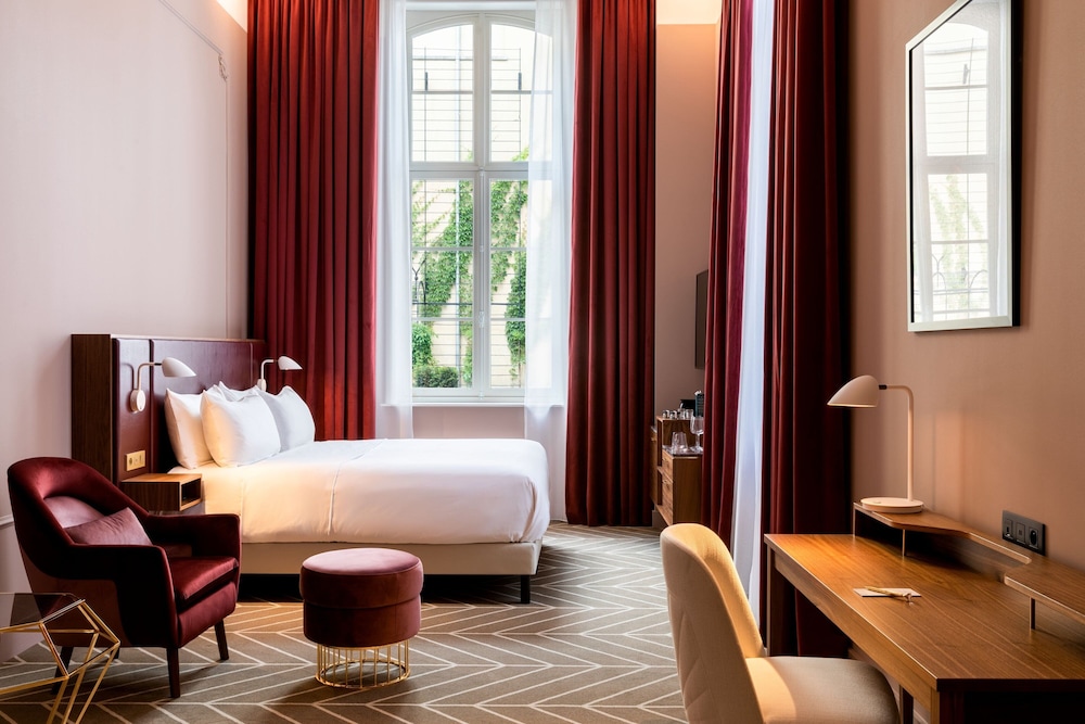 Deluxe Room, 1 King Bed - Photo 4