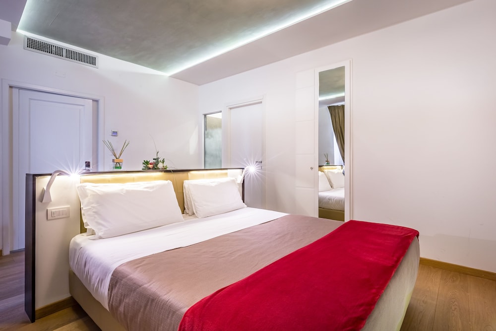 Standard Double Room - Photo 9
