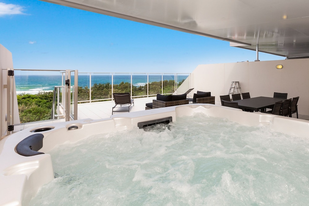 Deluxe Penthouse, 3 Bedrooms, Hot Tub, Ocean View photo 1