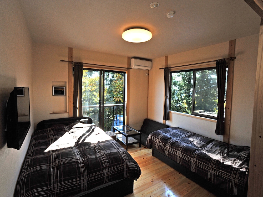 Western Room (Double+Single Bed), Private Bathroom, City View photo 1