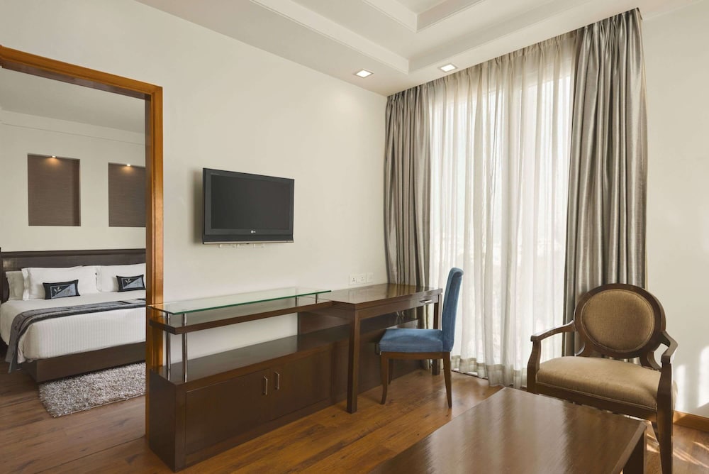 Suite, 1 Double Bed, Non Smoking - Photo 1