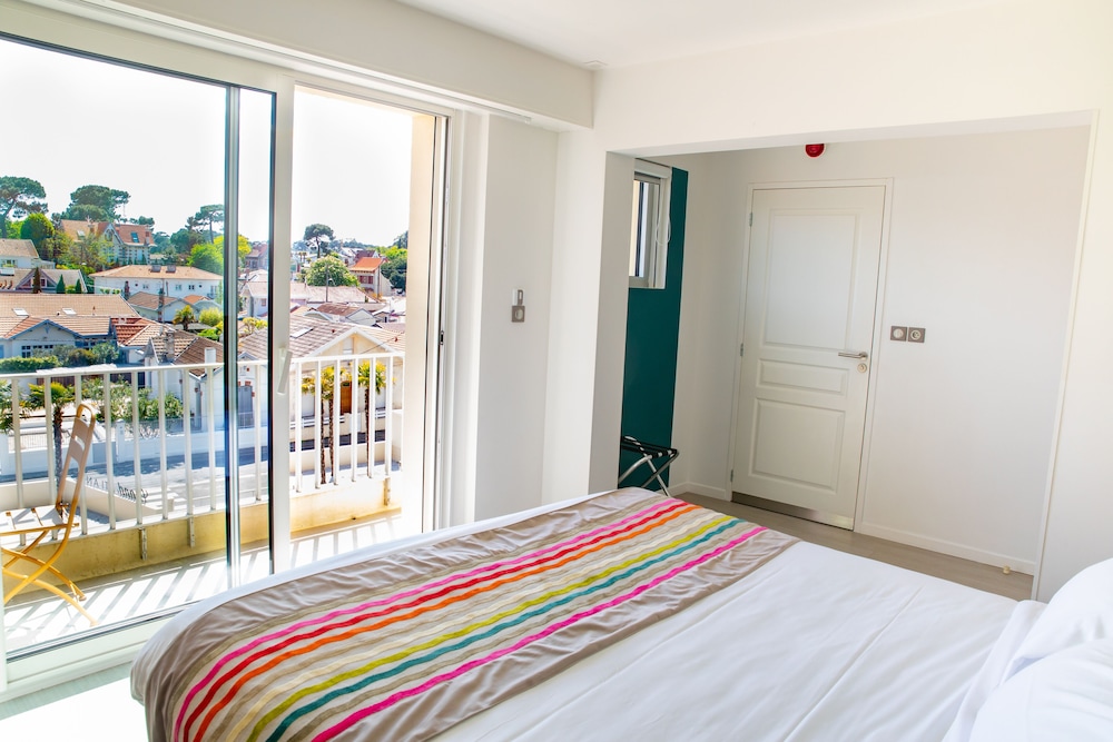 Deluxe Room, 1 King Bed, Non Smoking, Balcony (Twin bed on request)