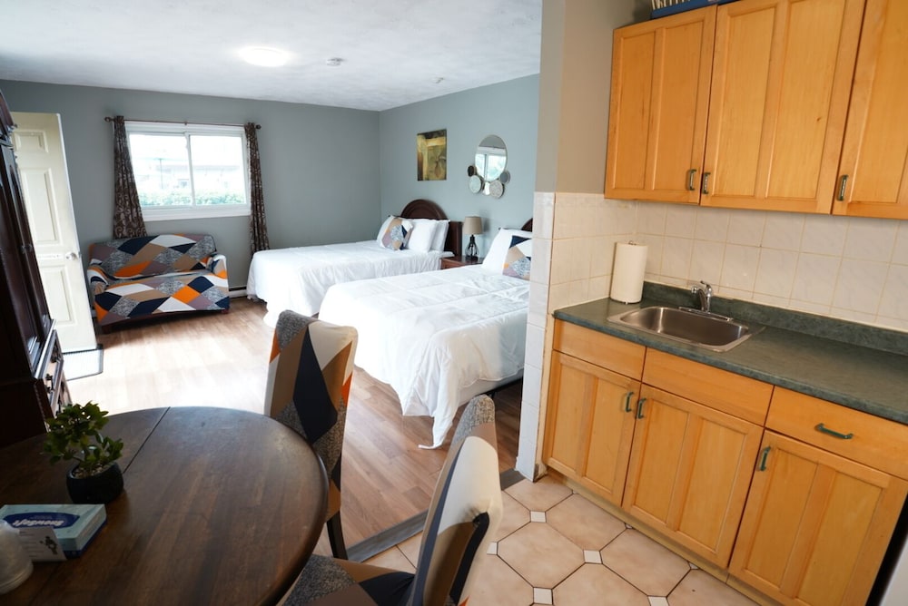 Deluxe Studio, 2 Queen Beds, Kitchenette (Full Kitchen) photo 3