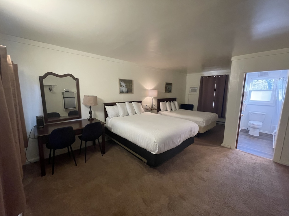 Room, 1 Queen And 1 Full Bed photo 1
