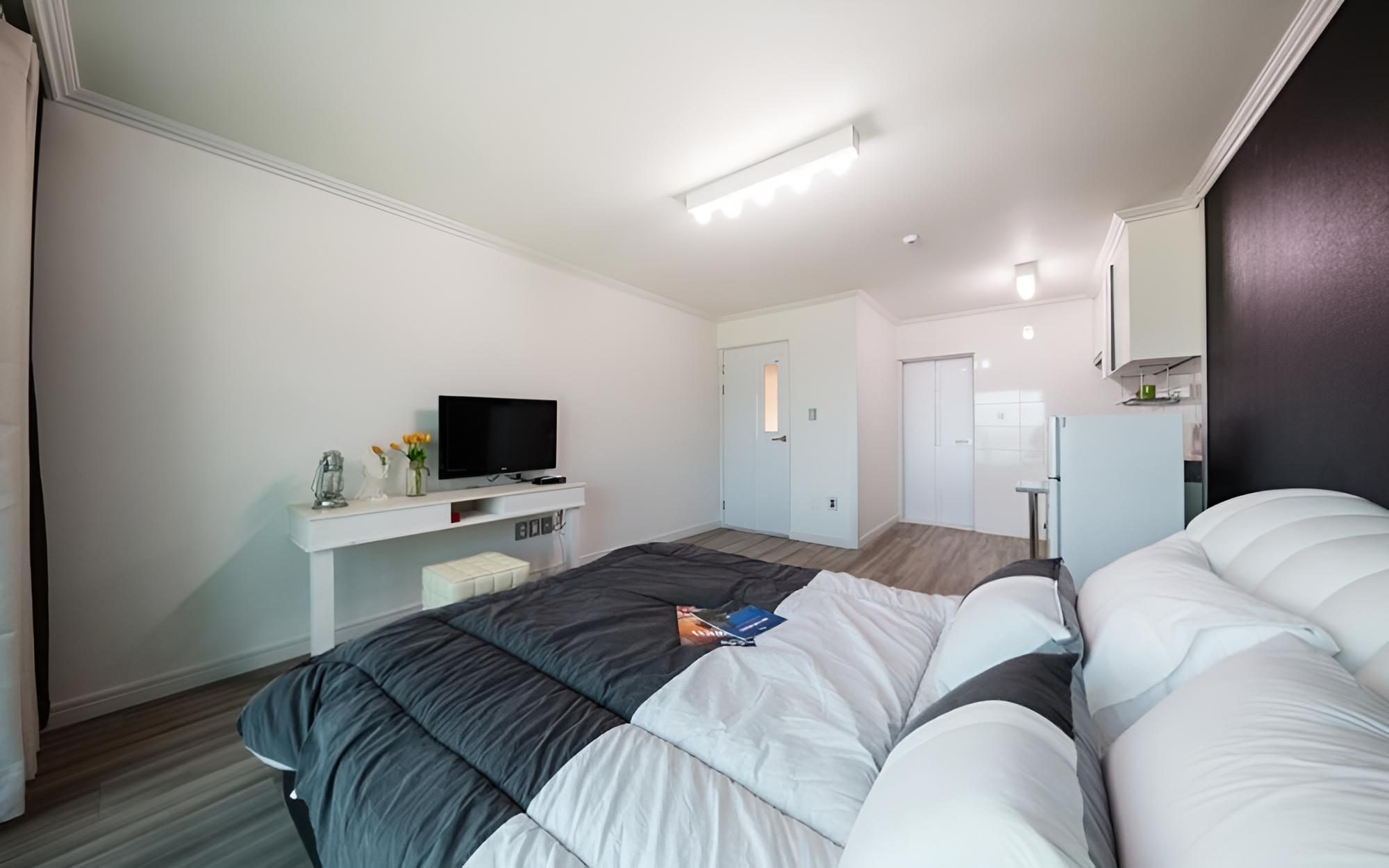 Room (102 Chevy White) photo 1