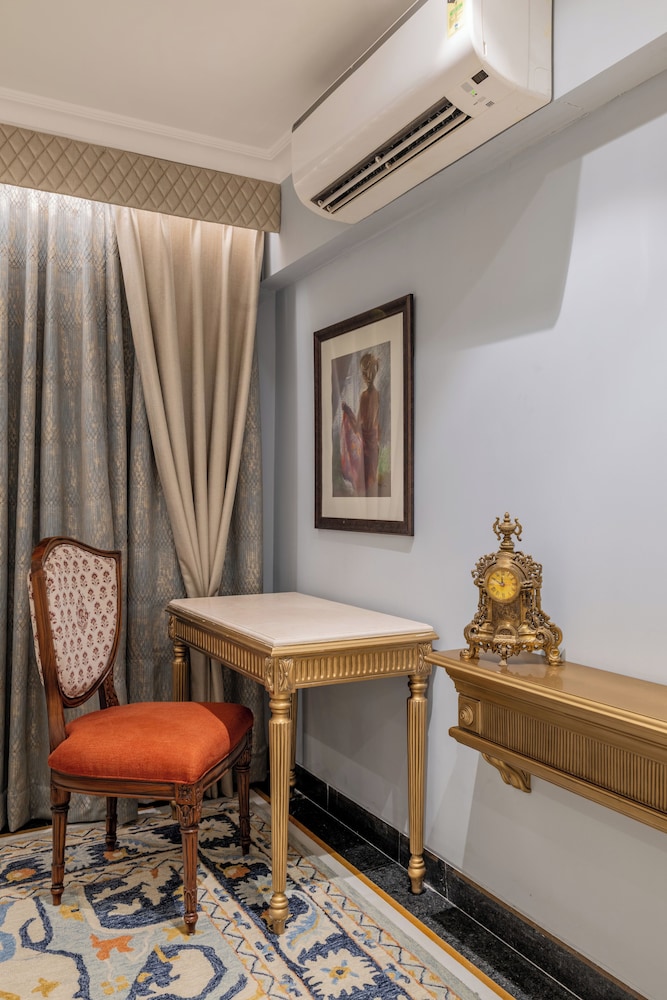 Royal Suite photo 2