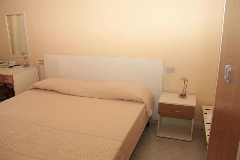 Classic Double Room Single Use photo 3