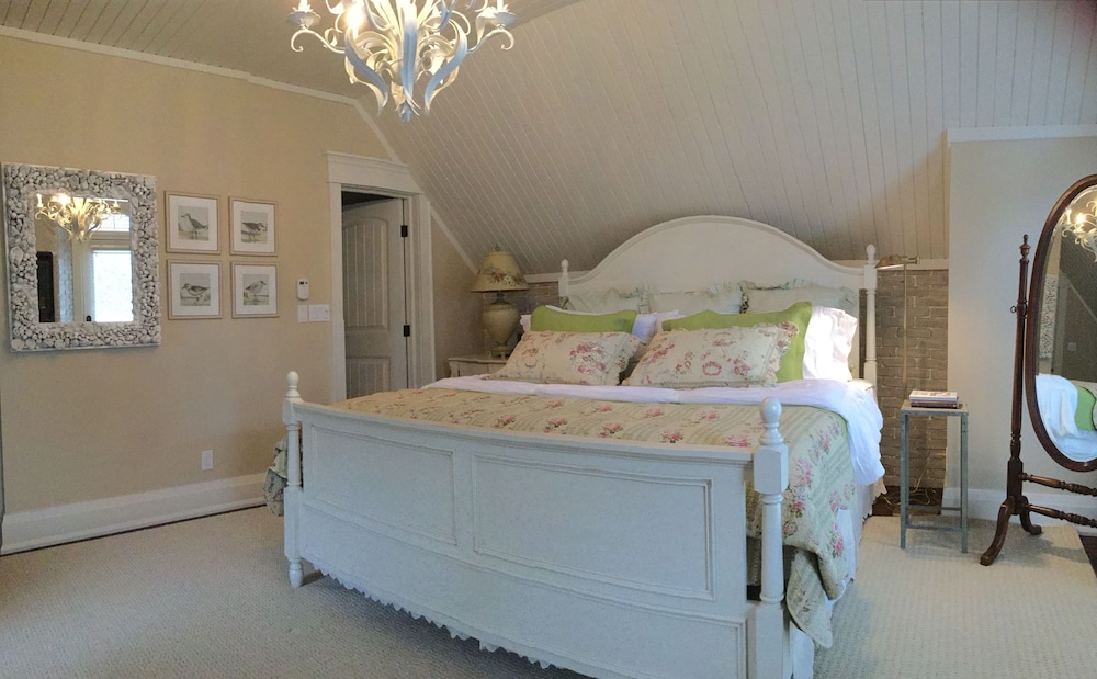 Superior Room, 1 King Bed, Balcony, Garden View (Whispering Pines) photo 1
