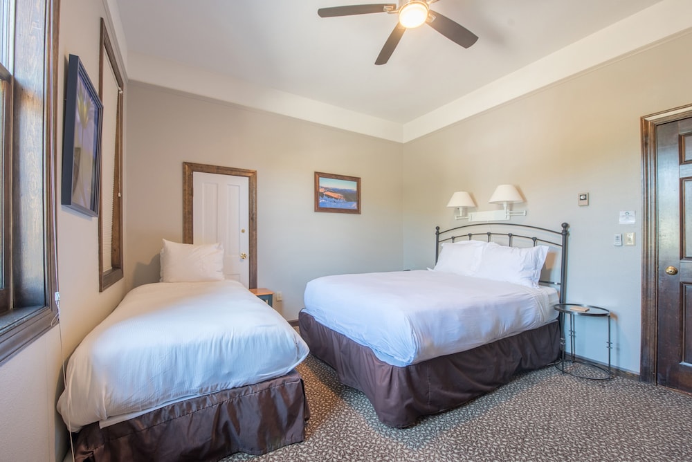 Room, 1 Queen and 1 Twin Bed (First Floor) photo 2