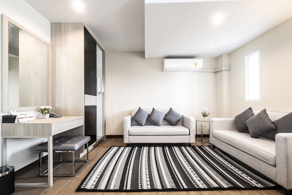 Premium King Suite - Photo 3