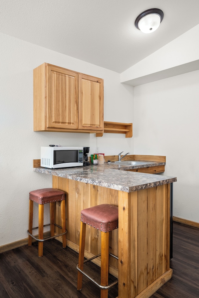 Deluxe Cabin, 1 King Bed, Kitchenette photo 3
