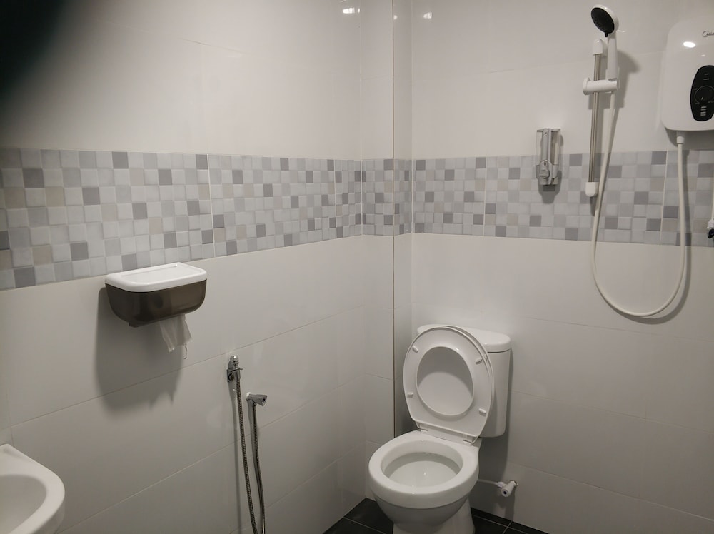 Standard Queen Room, No Windows - Photo 4