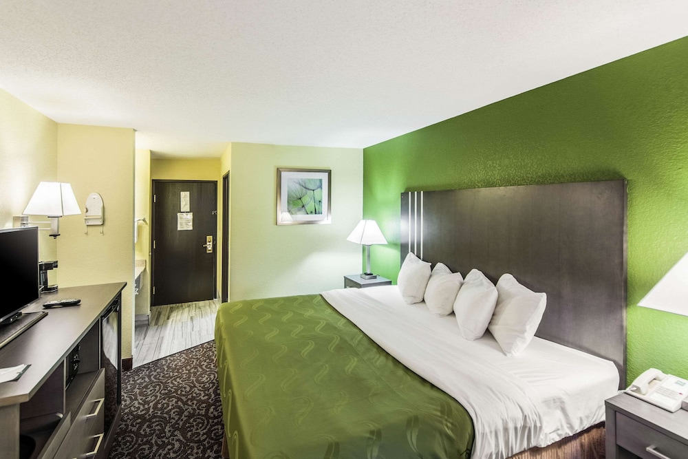 Standard Room, 1 King Bed, Non Smoking - Photo 5