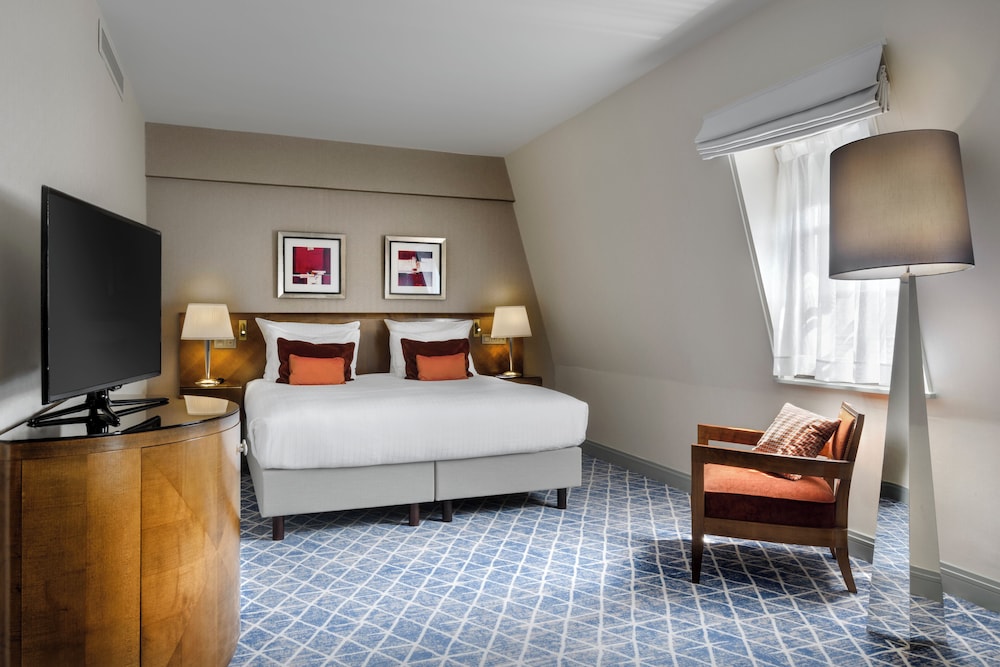 Deluxe Room, 1 King Bed (Premium) photo 3