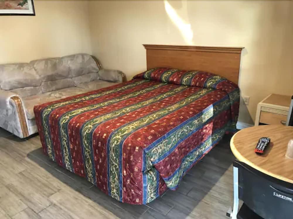 Deluxe Room, 1 Queen Bed photo 2