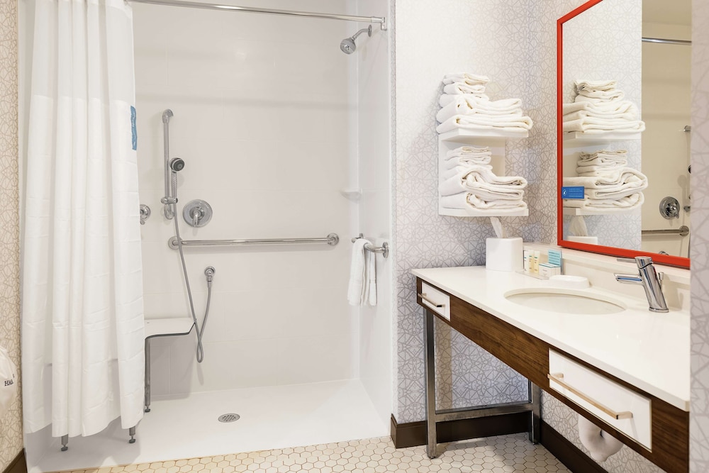 Suite, 2 Queen Beds, Accessible (Roll-In Shower, Mobility & Hearing) - Photo 7