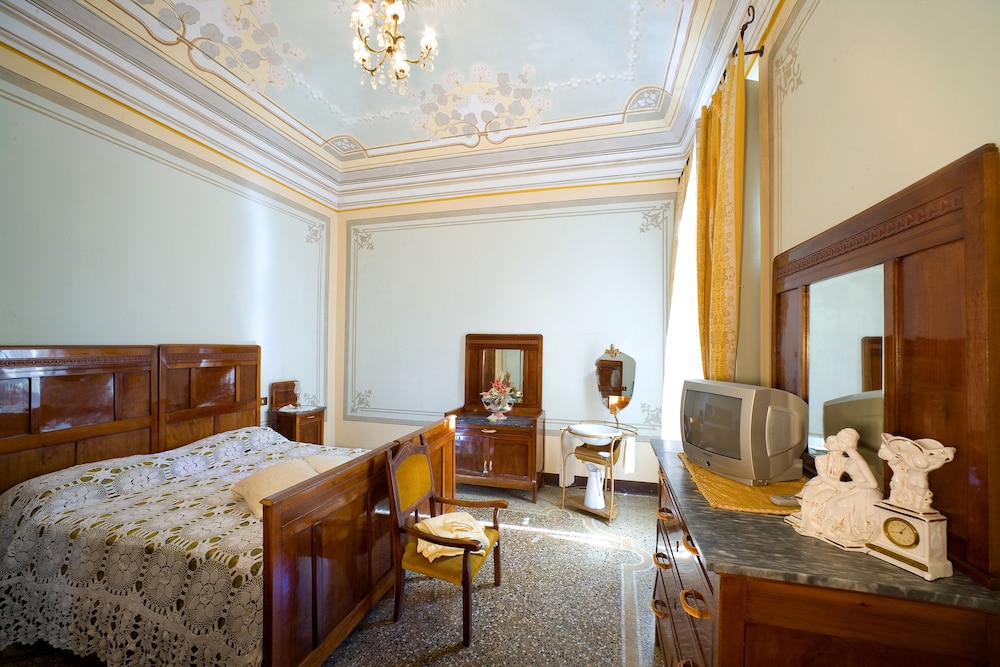 Double Or Twin Room, Shared Bathroom (Elena) photo 1