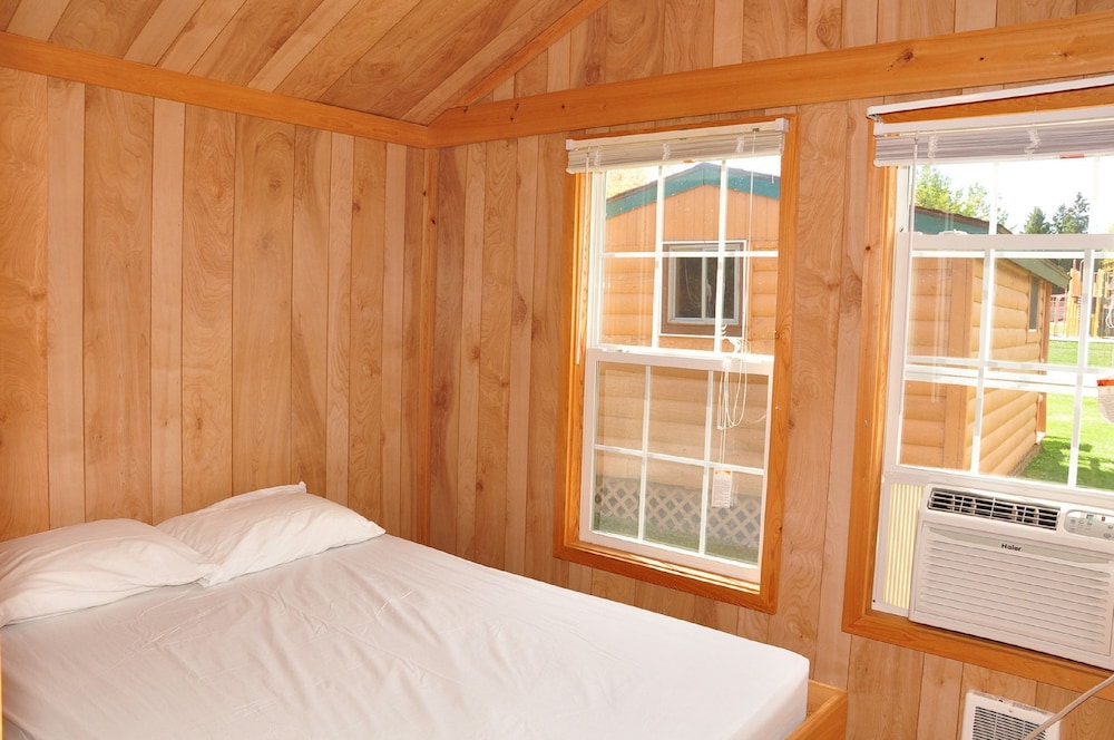 Basic Cabin, 2 Bedrooms (Linens Included) photo 3