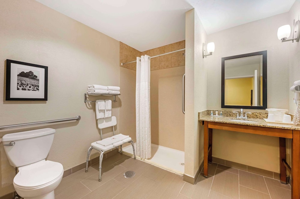 Comfort Room, Multiple Beds, Non Smoking photo 2