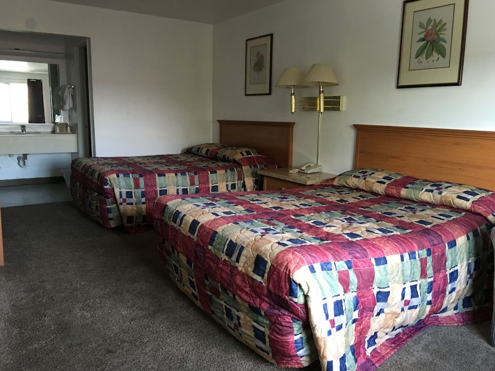 Economy Double Room, 2 Queen Beds photo 2