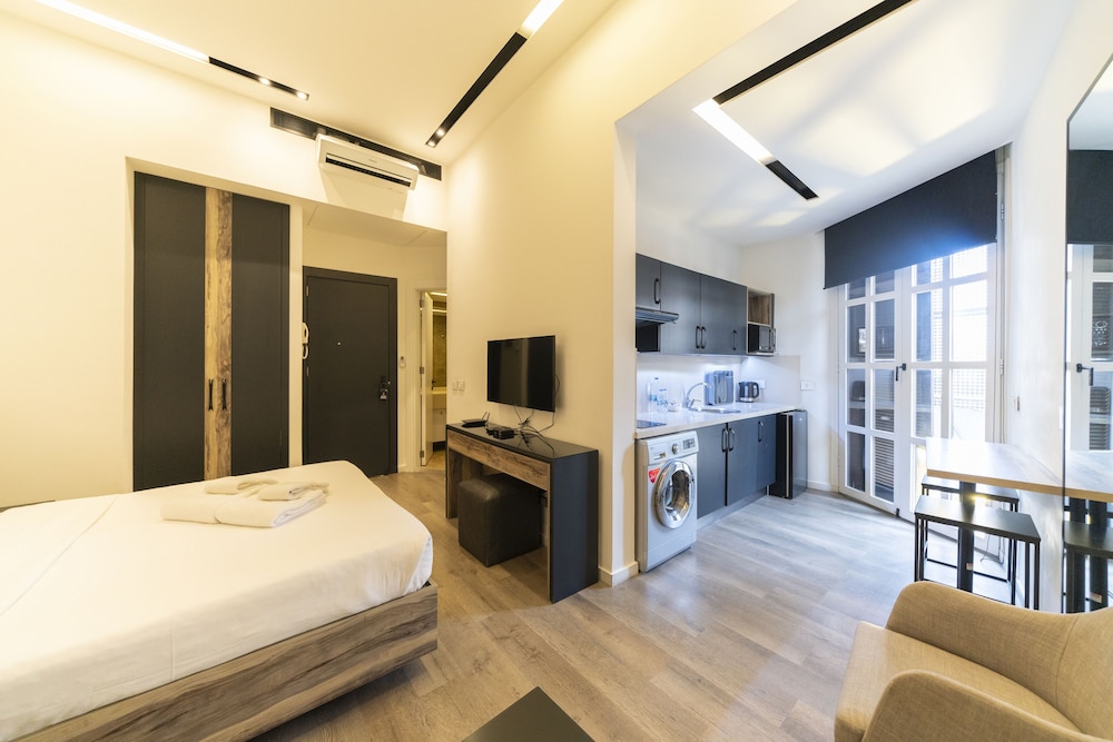 Executive Studio Suite, 1 Queen Bed, Smoking, City View