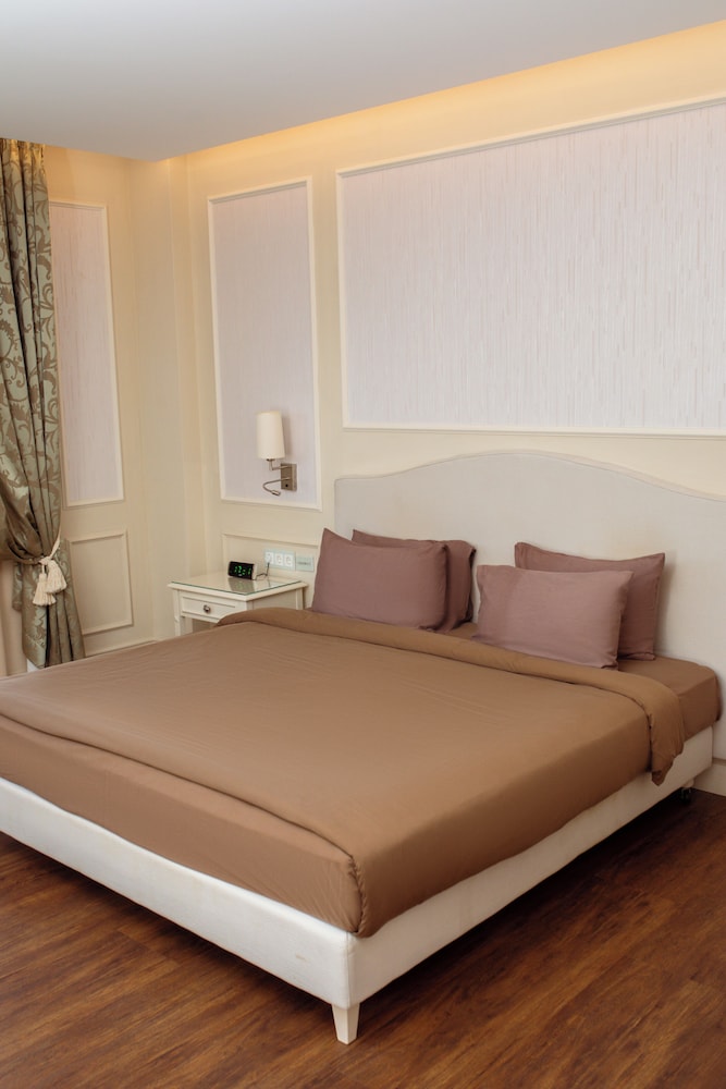 Grand Deluxe King Room