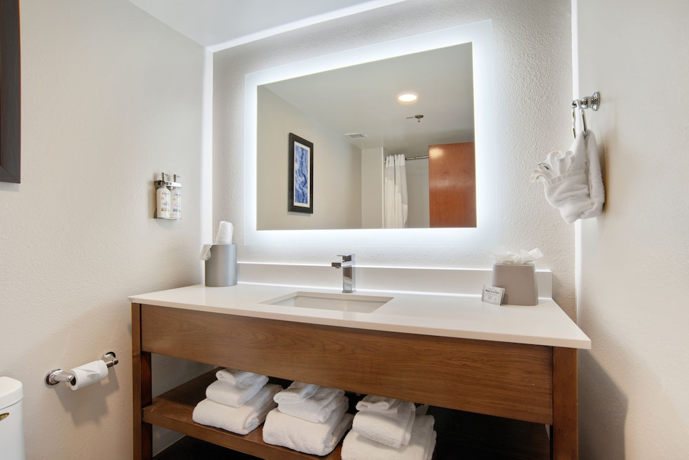 Standard Room, 2 Queen Beds - Photo 4
