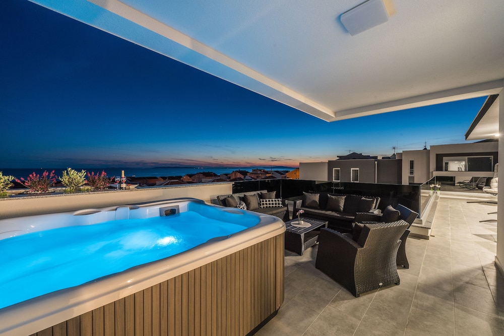 Exclusive Apartment, 4 Bedrooms, Hot Tub, Sea View