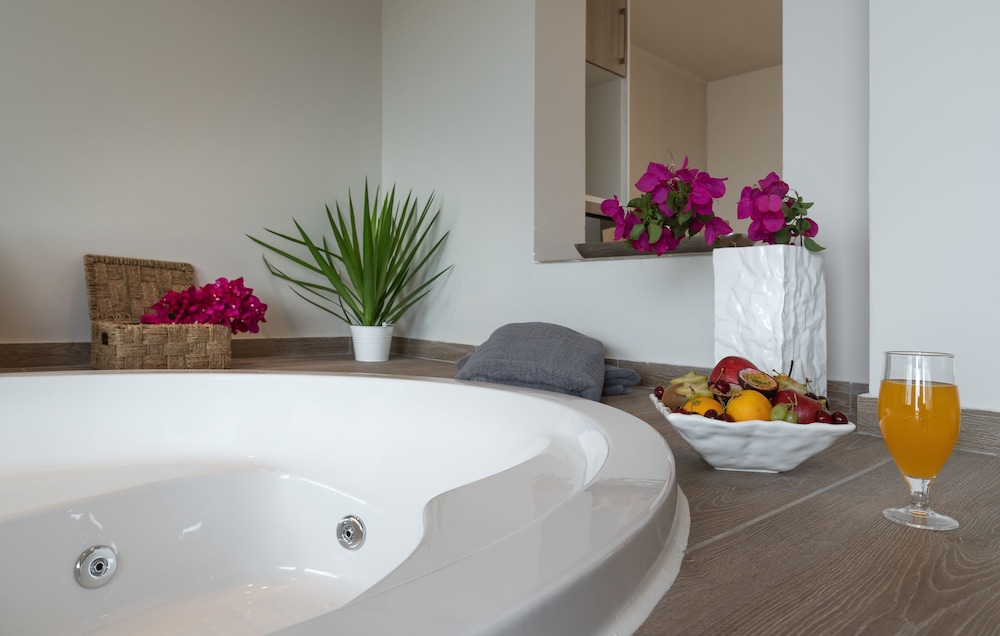 Deluxe Suite, Partial Sea View (Outdoor or Indoor Jacuzzi) photo 3